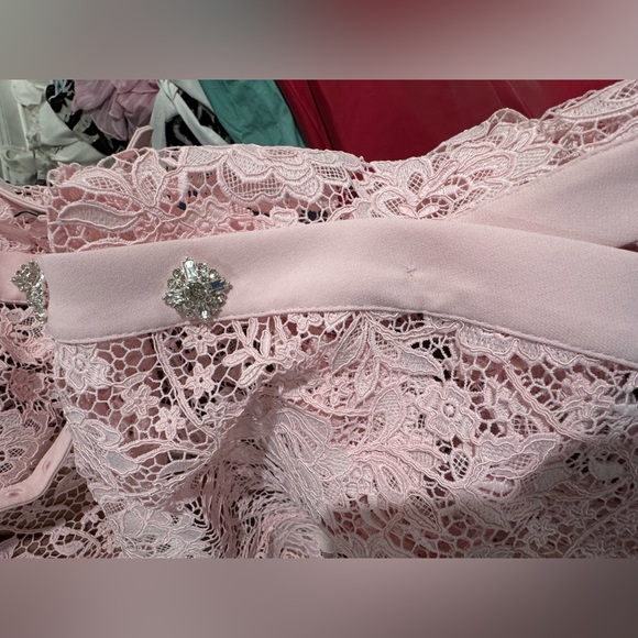 $615 Self-Portrait
Lace Embellished Bow Midi-Dress size 8 - Picture 13 of 13